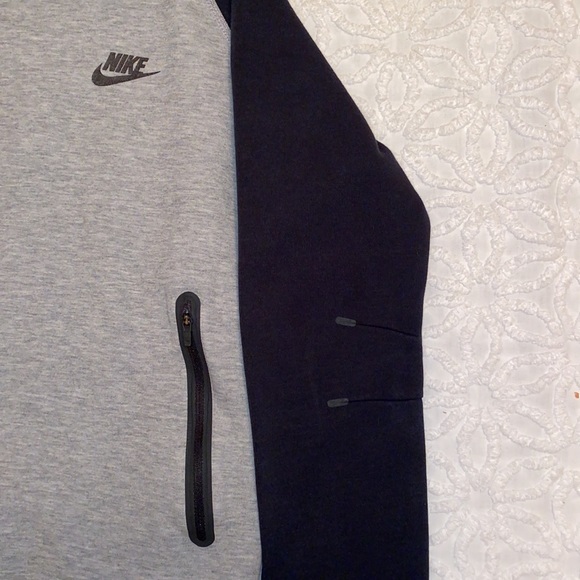 Nike-XS women’s black & gray hooded sweatshirt - Picture 3 of 7